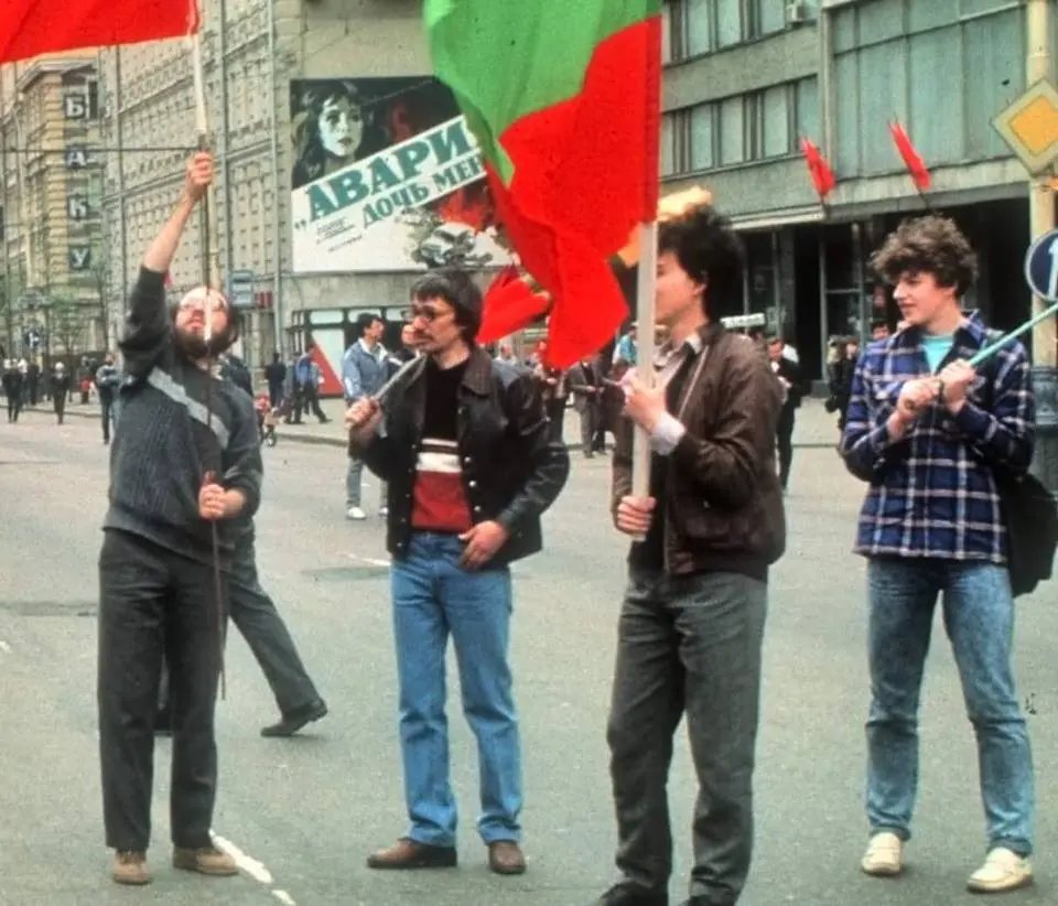 es membres de Memorial aux manifestations de Premier mai 1990 (de gauche à droite) : Аleksandre Sokolov, Oleg Orlov, Dmitri Shkapov, Vladimir Efimov. Photo : Dmitri Bortko