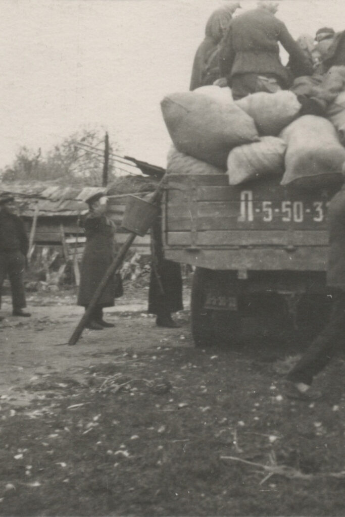 Photo prise en secret en octobre 1951, au moment de la déportation. Tirée des archives spéciales de Lituanie.