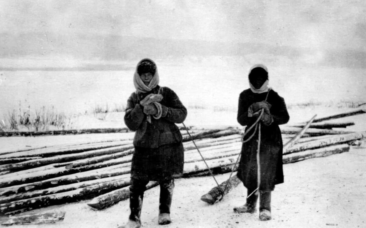 Deux lituaniennes en relégation dans la région de Krasnoïarsk, 1949. Source: Okupacijų ir laisvės kovų muziejus (Vilnius)